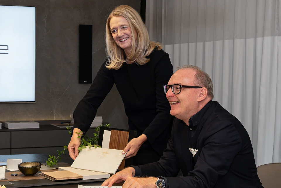 André Roesch und Irène Roesch bei einer Beratung mit Materialmustern im Trendline Showroom