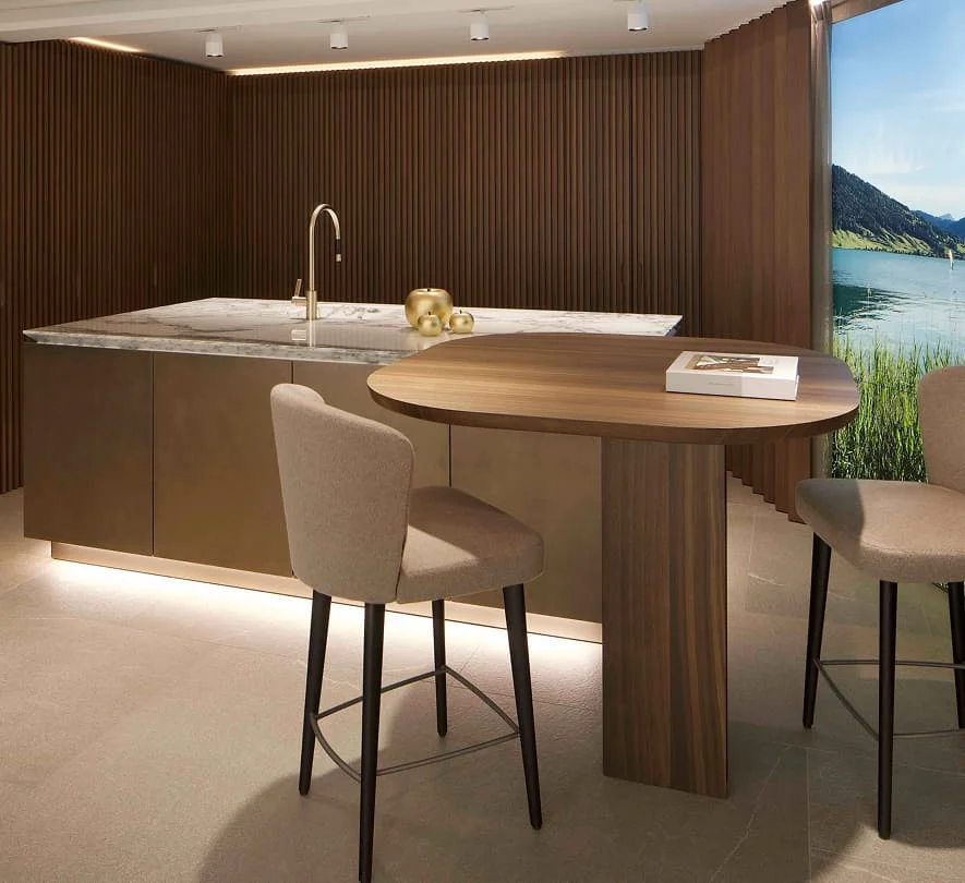 Elegante Kücheninsel mit Marmorplatte, runder Holztisch und zwei Polsterstühlen vor einer Wand aus Holzlamellen im Trendline Showroom.