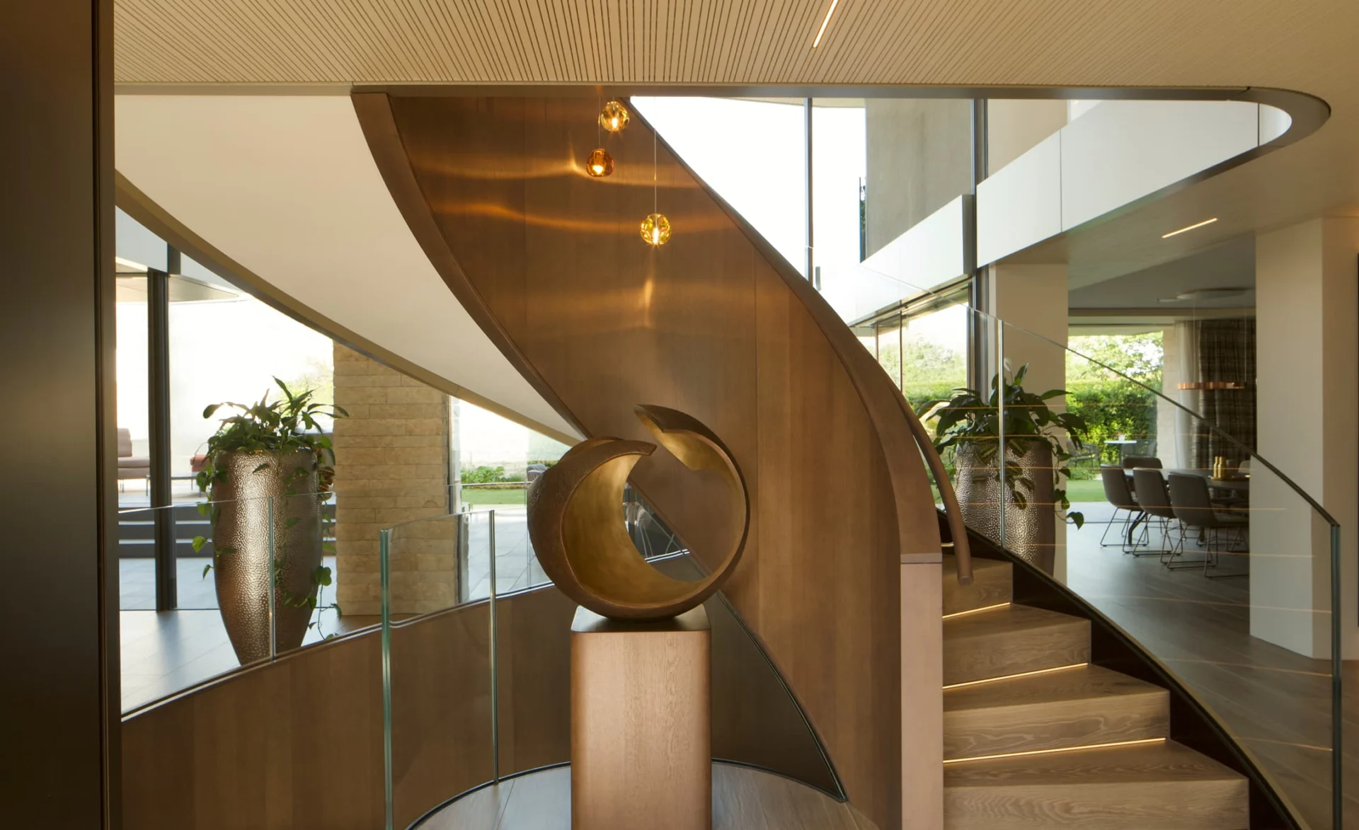 eleganter treppenaufgang mit skulptur wohnbereich