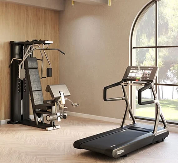 Moderner Fitnessraum mit Kraftstation und hochwertigem Laufband vor großem Bogenfenster.