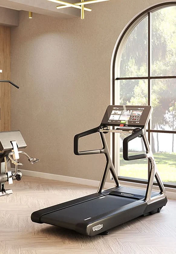 Modernes Laufband in einem hellen Fitnessraum mit großem Rundbogenfenster und Blick ins Grüne.