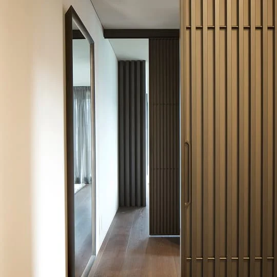 flur holzlamellen schiebtür modern