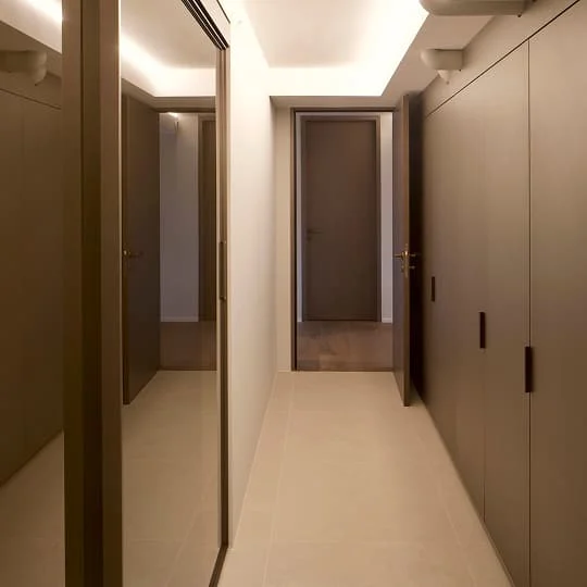 flur mit einbauschraenken und spiegelwand