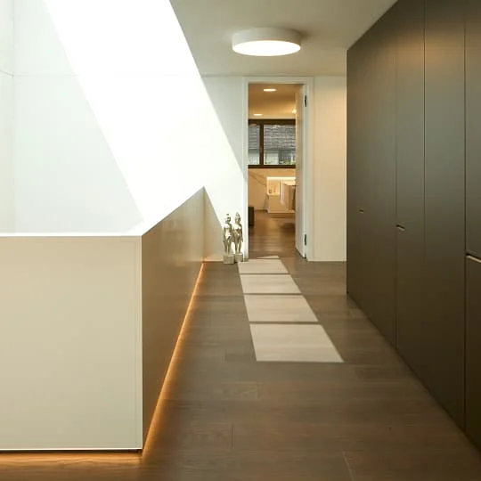 flur oberlicht holzboden moderne einbauschraenke