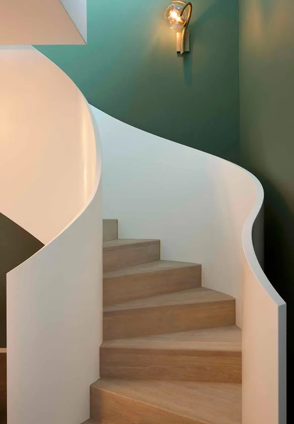 geschwungene treppe innenarchitektur wandlampe