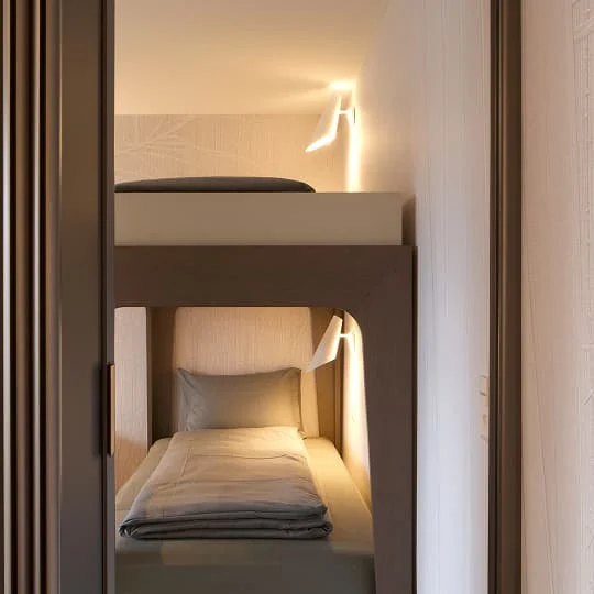 kinderzimmer mit etagenbett und wandleuchten