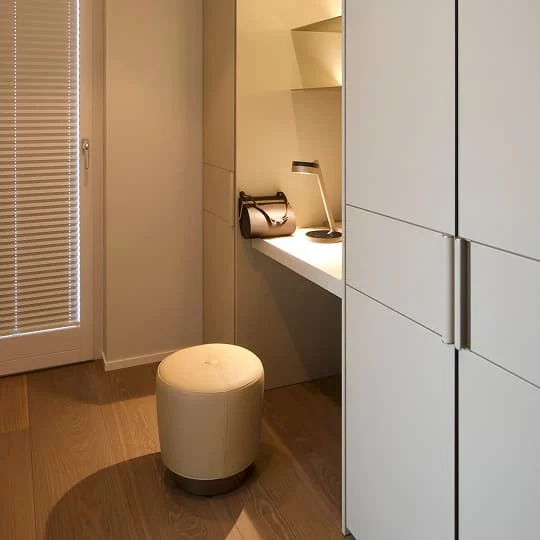 kleines homeoffice mit pouf und einbauschrank