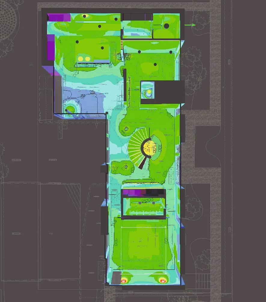 Farbige Lichtanalyse über einem Grundriss eines Wohnhauses mit Räumen und zentraler Wendeltreppe aus der Vogelperspektive.