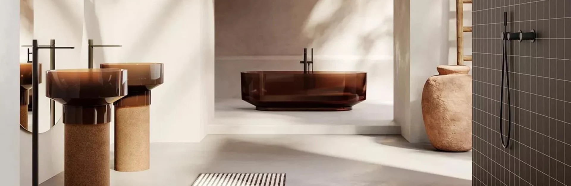 Luxuriöses Badezimmer mit halbtransparenten braunen Glaswaschbecken, moderner freistehender Badewanne aus Rauchglas, hellen Wänden und minimalistischen Armaturen – elegantes Spa-Ambiente mit warmen Naturmaterialien.