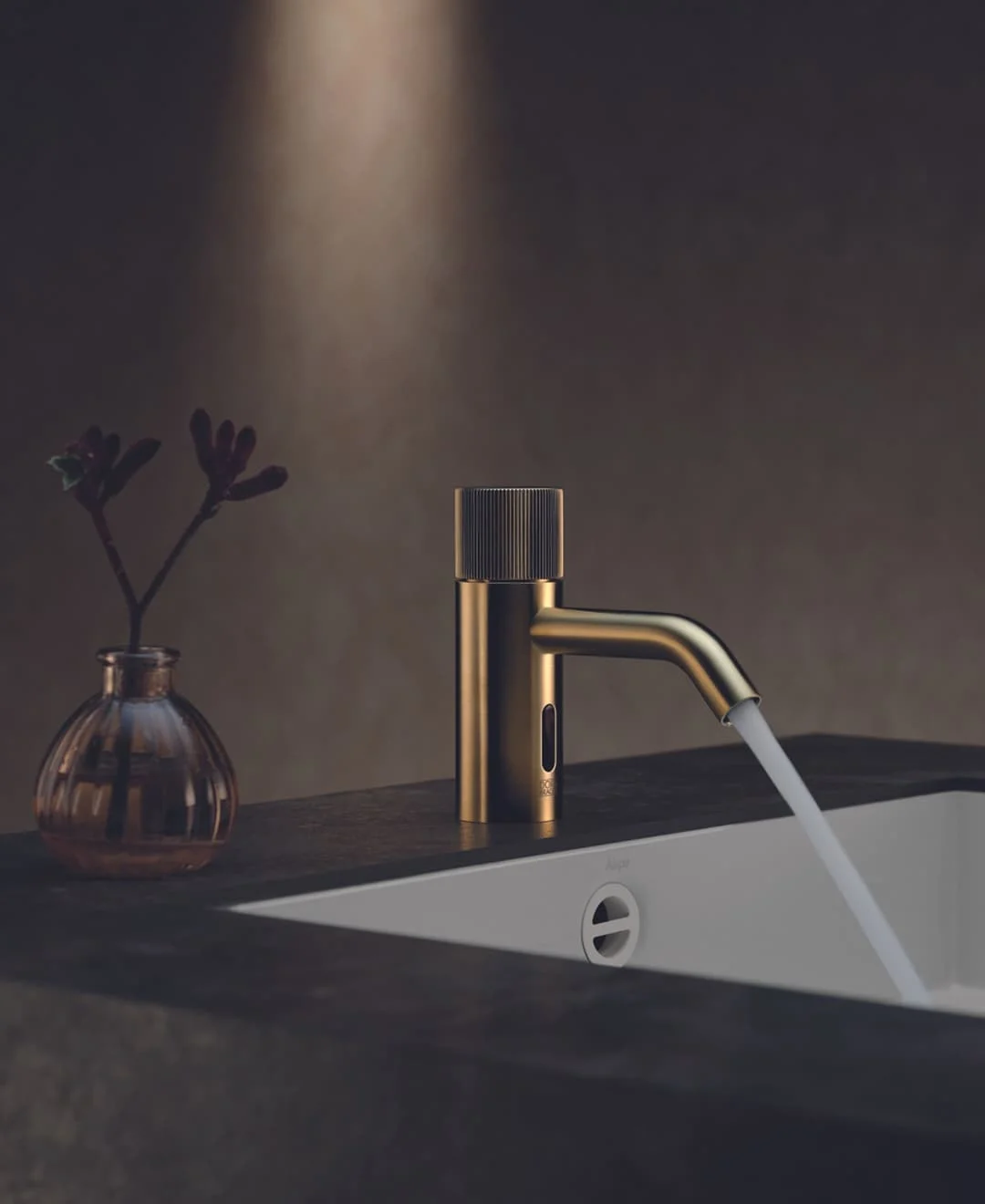 Moderne Badezimmerarmatur in gebürstetem Gold, montiert auf einer dunklen Steinplatte, mit fließendem Wasser in ein weißes Waschbecken.