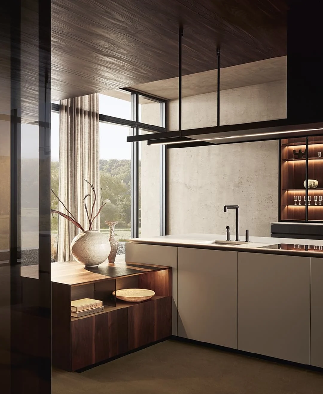 Moderne Küche mit heller Kochinsel, dunklen Holzelementen, großen Fenstern und dekorativen Vasen in warmer, minimalistischer Atmosphäre.