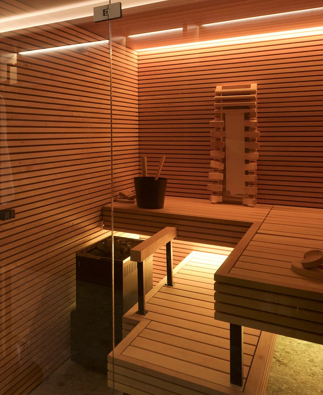 moderne sauna mit holzverkleidung und beleuchtung