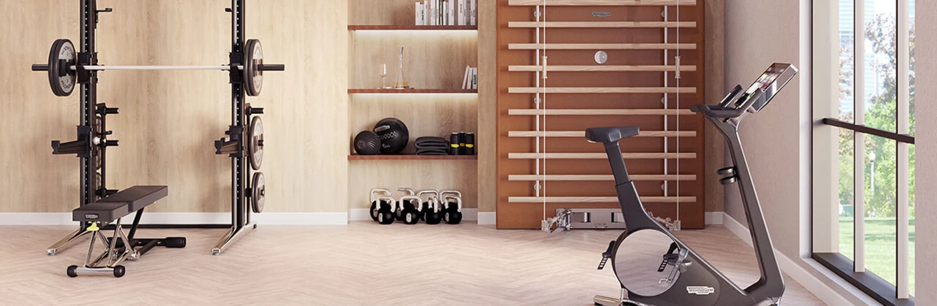 Heller Fitnessraum mit modernen Geräten, darunter Hantelbank, Power Rack, Kettlebells, Sprossenwand und Indoor-Bike, mit großen Fenstern und viel Tageslicht.