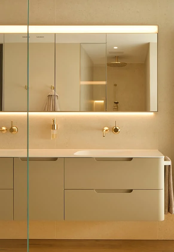 modernes badezimmer doppelwaschtisch goldakzente