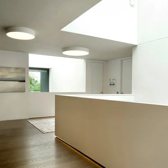 modernes lichtdurchflutetes hausflur design