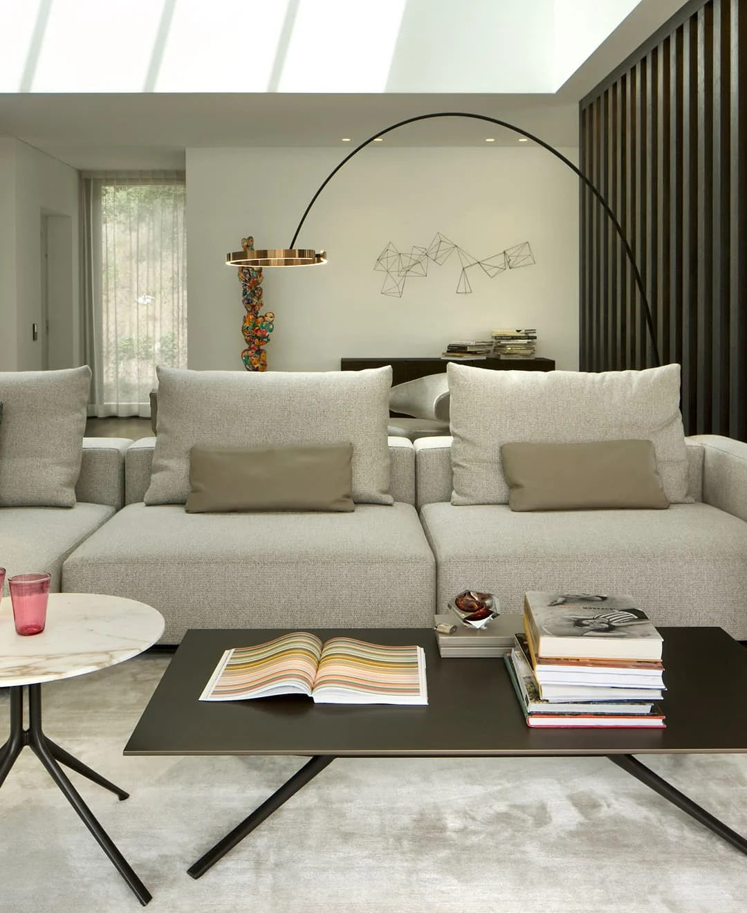 modernes wohnzimmer mit bogenlampe und sofa