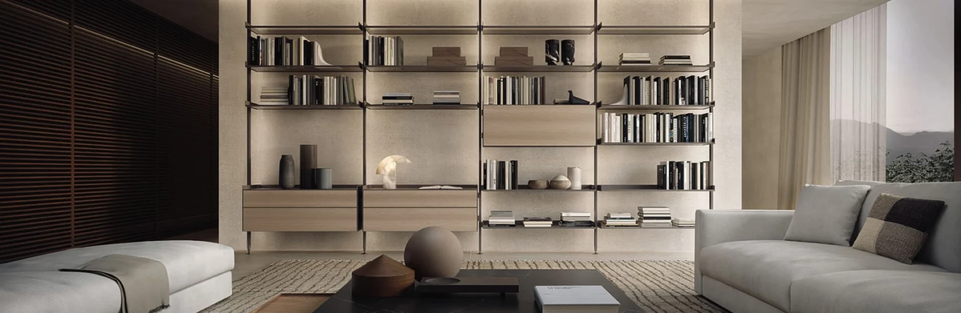 Modernes Wohnzimmer mit großem offenen Bücherregal, dekorativen Objekten und heller Couch, gestaltet in warmen Naturtönen und minimalistischem Design.