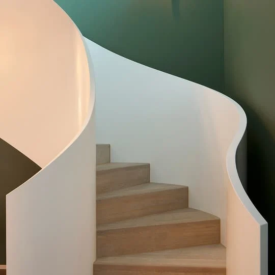 wendeltreppe mit weisser bruestung und holzstufen